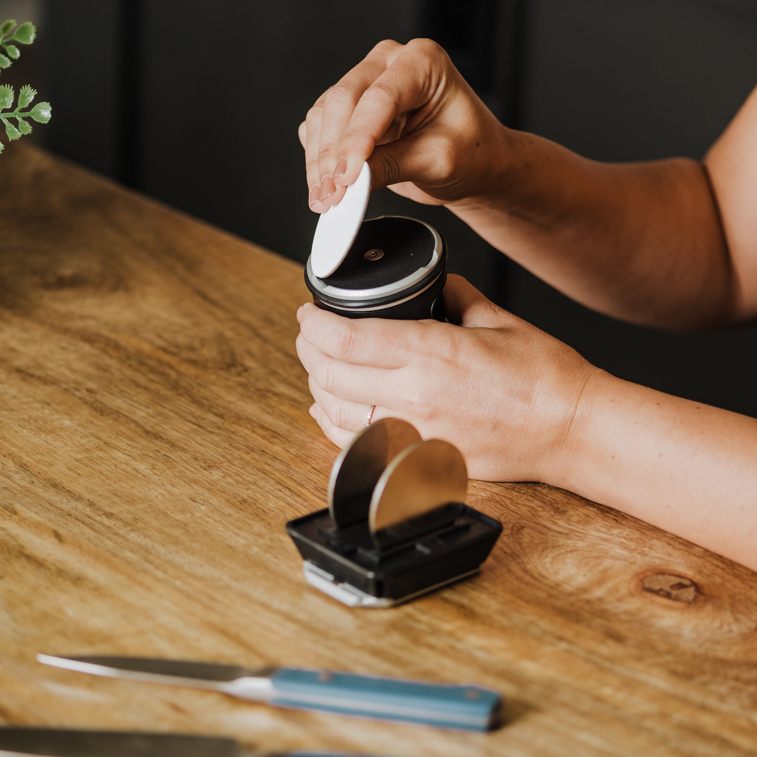 RollingKnifeSharpener-Lifestyle-DiskChange1