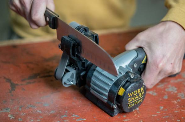 Sharpening a kitchen knife on the Work Sharp Ken Onion Edition Sharpener